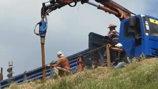 Дом на склоне, фундамент на склоне, укрепление склонов, винтовые сваи