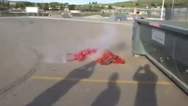 ВЗОРВАЛИ 100000 ПЕТАРД На АСФАЛЬТЕ шок смотреть онлайн