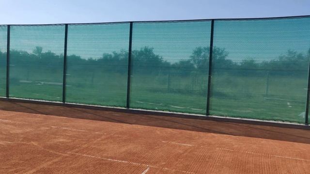 Сетка затенения на теннисном корте.