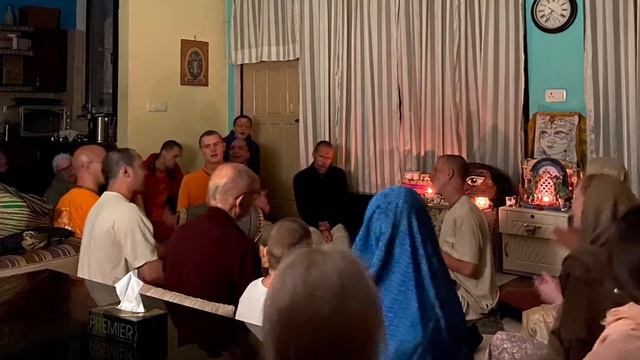 Киртан с Говардхана, за мир. Бхакти Вигьяна Госвами махарадж. 27 февраля 2022 смотреть онлайн