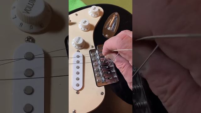 How to loosen a stuck string from a Strat bridge when changing strings смотреть онлайн