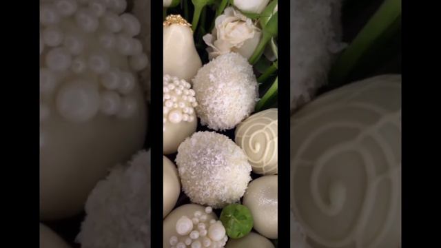 Клубника в шоколаде с белыми розами #клубникавшоколаде #фудфлористика #юрийшатунов смотреть онлайн