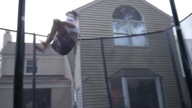 BACKYARD TRAMPOLINE MADNESS смотреть онлайн
