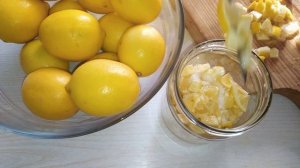 Я ВСЕГДА НАРЕЗАЮ ЛИМОНЫ И ЗАСЫПАЮ И САХАРОМ В БАНКЕ