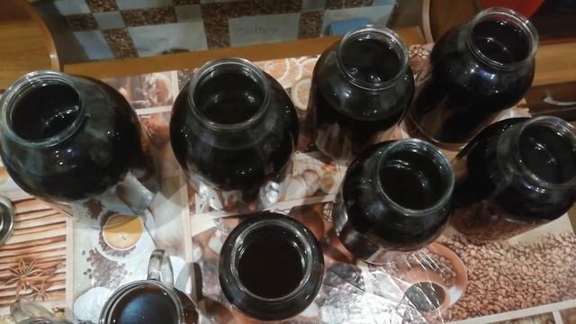 Закатка домашнего вина в банки.