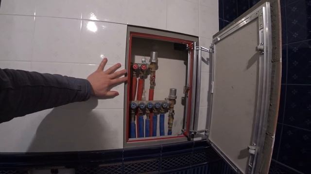 Часть 1. Видео обзор ванной комнаты в синих оттенках. Укладка мелко-форматной плитки мастером. смотреть онлайн