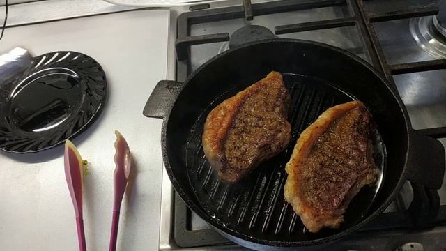 вторая часть готовки стейка Мираторг из мраморной говядины смотреть онлайн