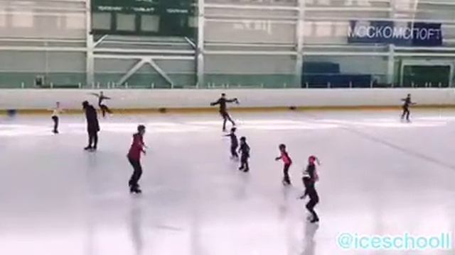 Ледовая тренировка : Учимся прыгать с младшей группой ICESCHOOL смотреть онлайн