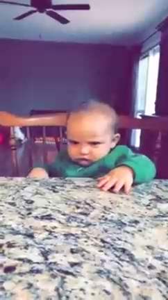 Реакция малыша на пульверизатор смотреть онлайн