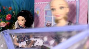 БАРБИ И ВОНЬ УСТАНАВЛИВАЮТ БАССЕЙН / Куклы Мама Барби