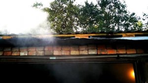 Реакция негашеной извести (вапно) на воду.Заброшенный гараж.