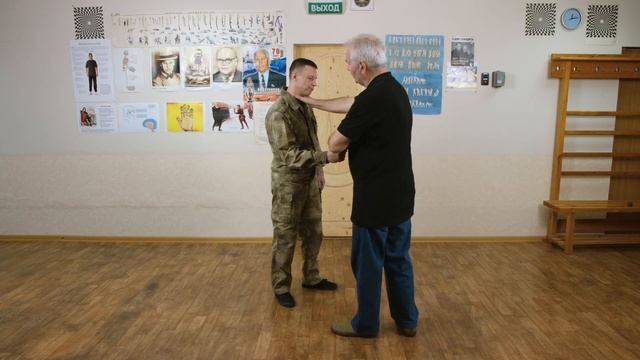 Защита от угрозы пистолетом из жизненного опыта. смотреть онлайн