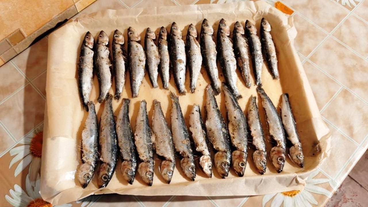 Готовим салаку в духовке смотреть онлайн