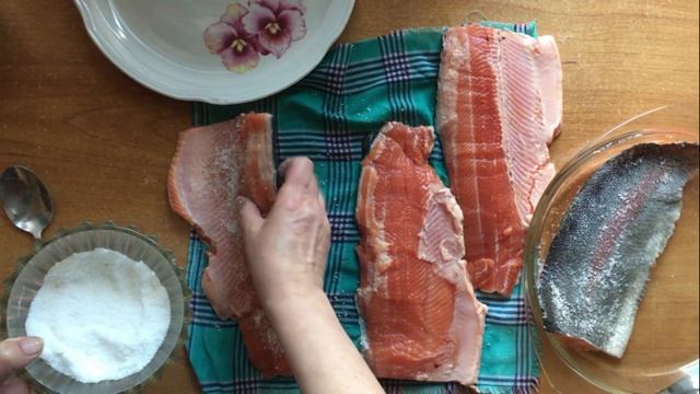 КАК ПРАВИЛЬНО ПОЧИСТИТЬ И ПОСОЛИТЬ КРАСНУЮ РЫБУ смотреть онлайн