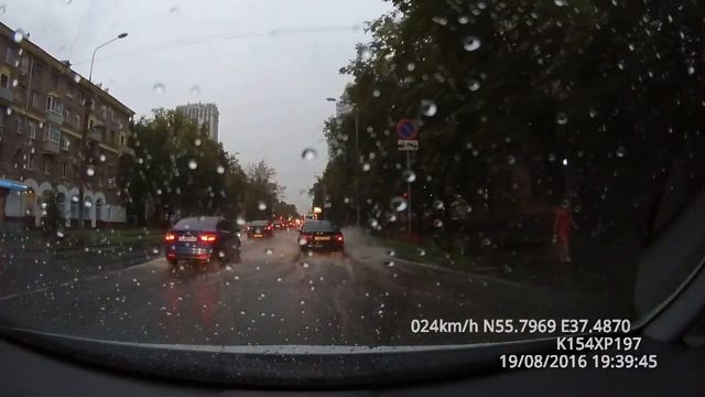Лужи на улице Маршала Бирюзова смотреть онлайн