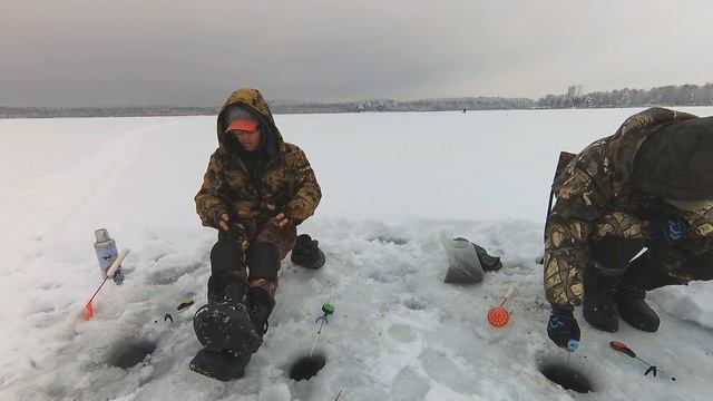 Зачётная плотва и щука зимой.Рыбалка на Минском море смотреть онлайн