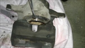 Mazda 6 - замена пыльника поршня переднего тормозного суппорта