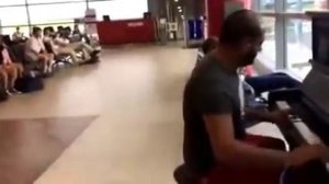 Парень Супер!!! Играл на пианино в аэропорту
