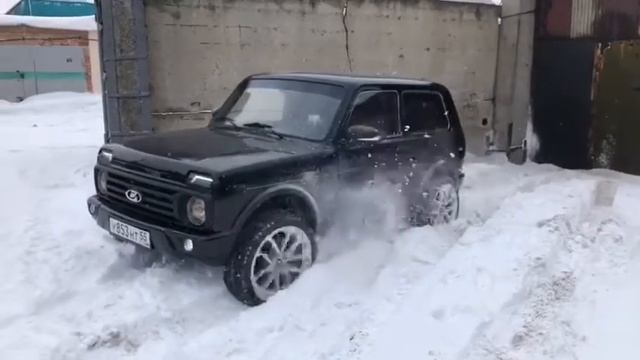 Красивая Niva Urban на 19 дисках по снегу смотреть онлайн