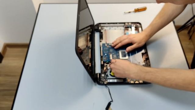 Полная разборка ноутбука HP 15-G001SR Complete disassembly of the HP 15-G001SR laptop смотреть онлайн