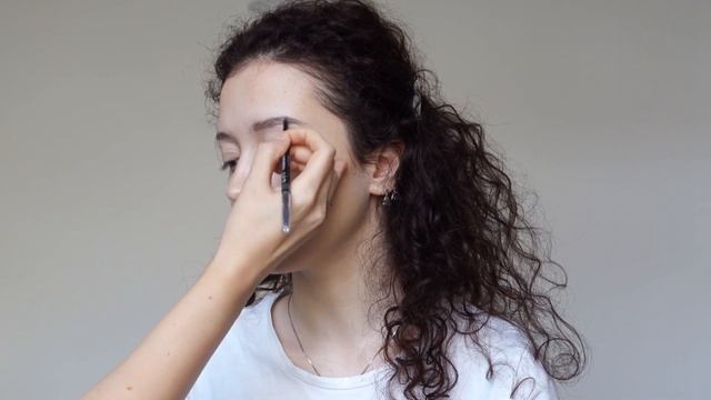 Makeup idea for Christmas party: glowing skin and sparkling cat eyes смотреть онлайн