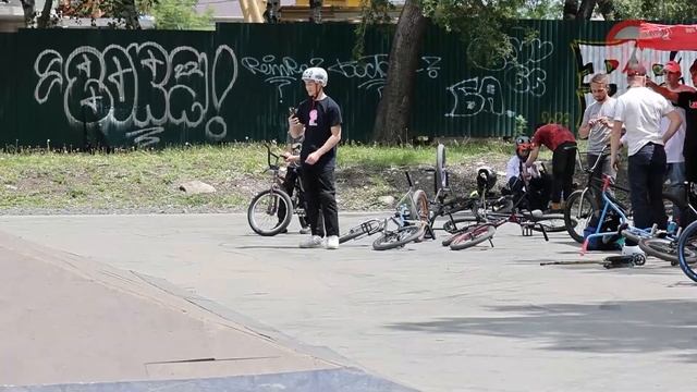 Соревнования по экстремальному виду спорта - BMX-фристайлу - прошли в городском скейт-парке смотреть онлайн