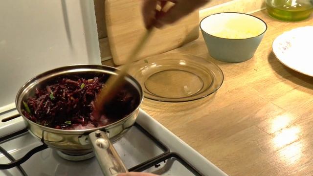 Гратен с сыром из молодой свёклы, лука, чеснока. смотреть онлайн