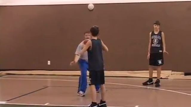 Point Guard in Youth Basketball : Youth Point Guard Skills: Penetrate and Pass смотреть онлайн