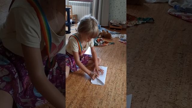 Уля объясняет как делать оригами-кошелек смотреть онлайн