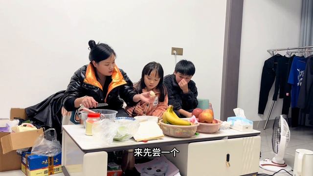 小何陪孩子吃晚饭，在一起聊天开开心心，这幸福的画面暖暖的味道 смотреть онлайн