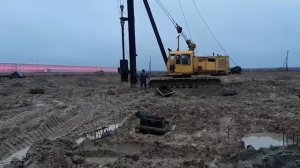 Забивка, погружение свай дизель-молотом, процесс работы, сваебойка ДЭК 251