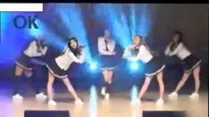 Кореянки танцуют и поют