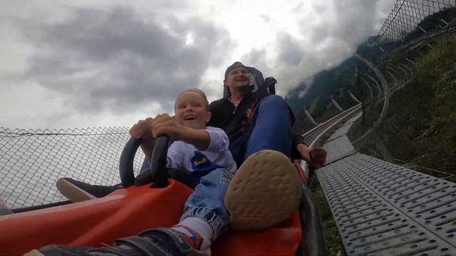 Стёпа несётся с папой на санях летом по родельбану на Роза Хутор! Горные американские горки. смотреть онлайн