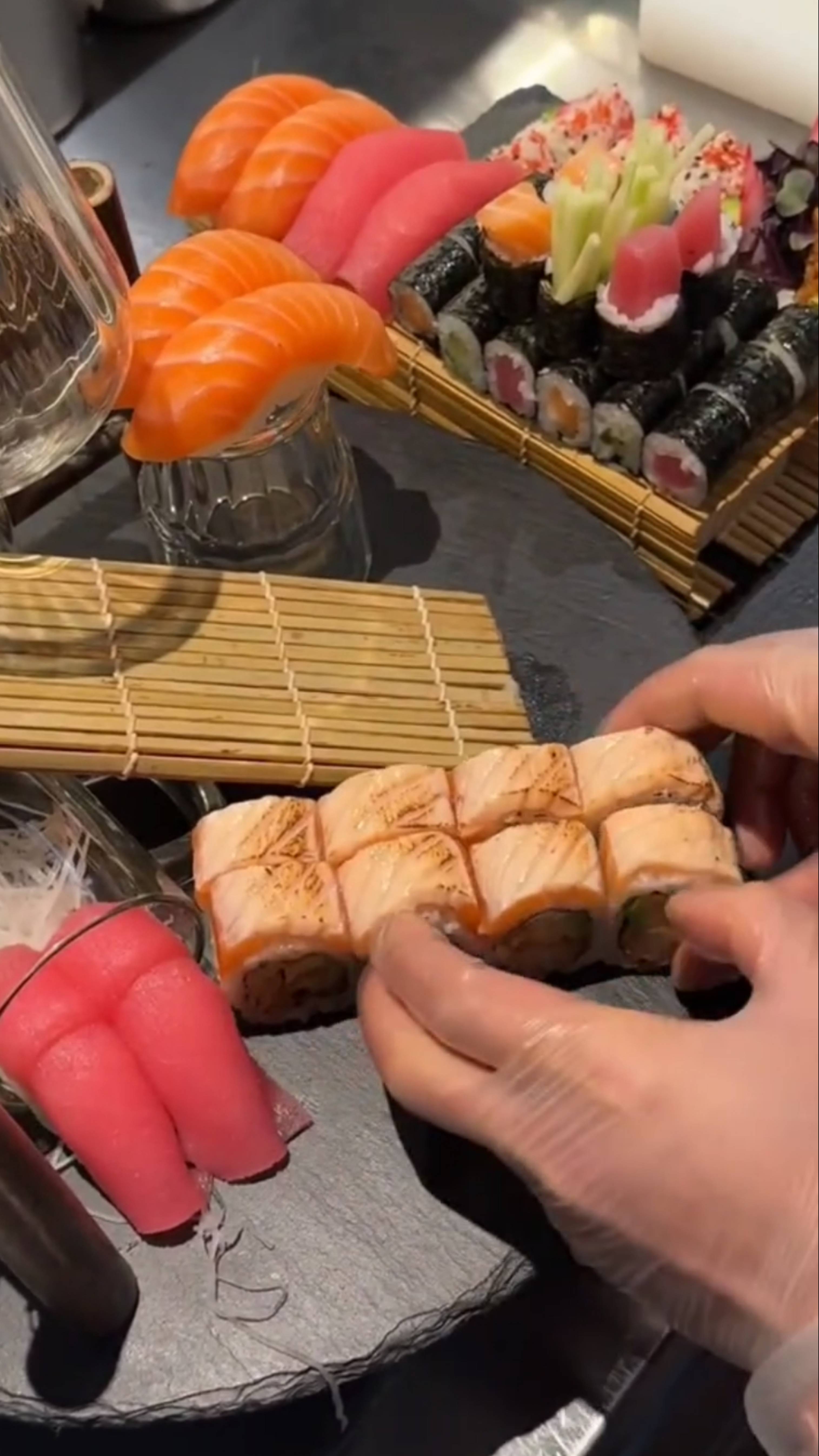 Супер сет Роллов из ресторана 🍱 Сколько бы за такое отдали? #еда #суши #роллы #филадельфия