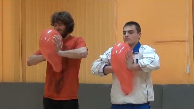 11 Цигун с  шарами. Отжимание на воздушных шариках