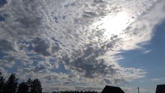 Красивые высоко-кучевые хлопьевидные облака после грозы под заводную музыку смотреть онлайн