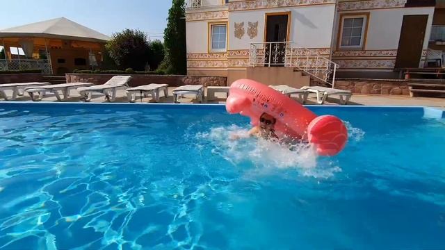 Отдых возле бассейна