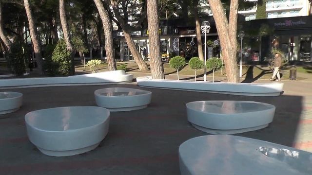 Погода в Геленджике теплая Солнечная набережная полна туристов 20 февраля 2021 года. смотреть онлайн