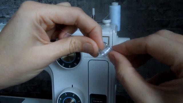 Как намотать нитку на шпульку швейной машины janome. Sew mashine Janome. смотреть онлайн