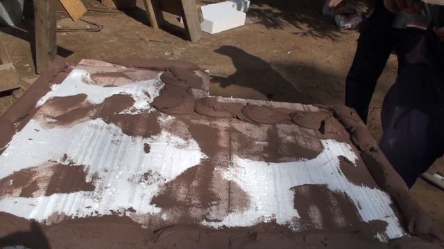 Нанесение клея Ceresit CT83 на лист пенопласта, приклейка листа на стену, удачная попытка