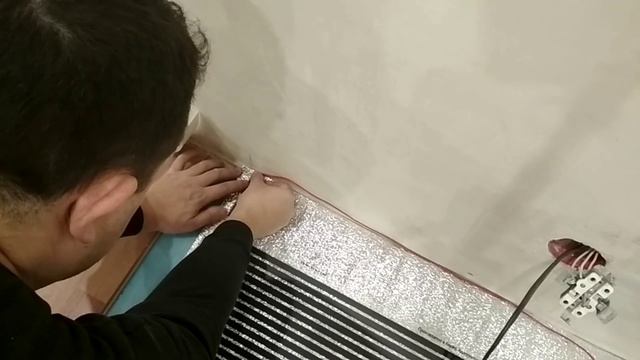 Монтаж теплого пола под ламинат. Подключение терморегулятора , установка датчика . смотреть онлайн