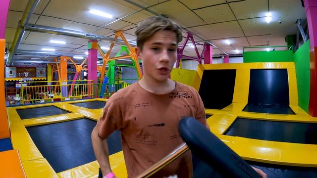 САМЫЙ ЛЕГКИЙ ТРЮКОВОЙ самокат?! - INDO the TRICK Trampoline SCOOTER смотреть онлайн