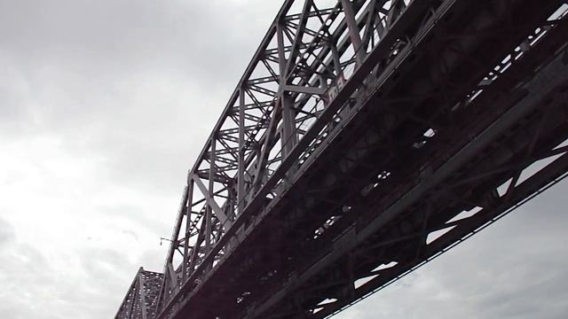 Поезд на железнодорожном мосту в Сарапуле смотреть онлайн