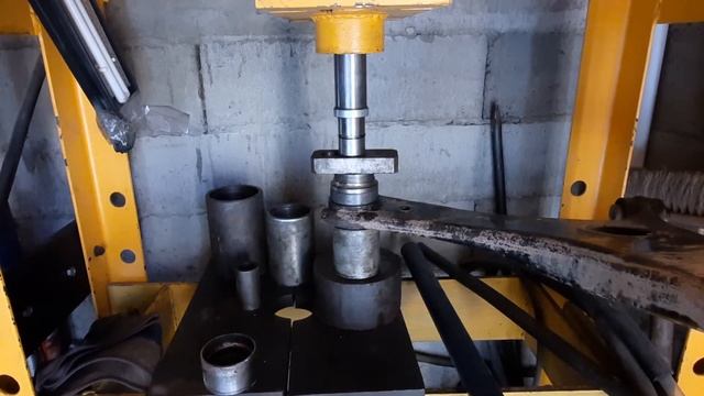 Субару Форестер.  Замена сайлентблока переднего рычага.