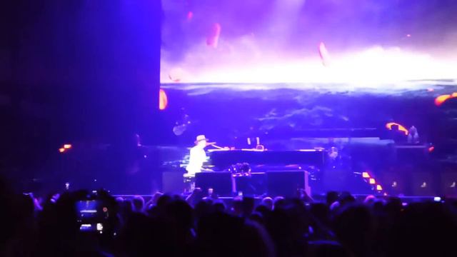 Guns n' Roses - Axl Rose interrompe November Rain per colpa di un Gremlin che suona il piano смотреть онлайн