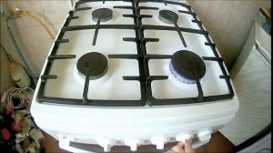 как зажигать горелки  в газовой плите FLAMA 24220 электроподжигом?