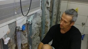 Мокнет саманная стена дома. Что делать?