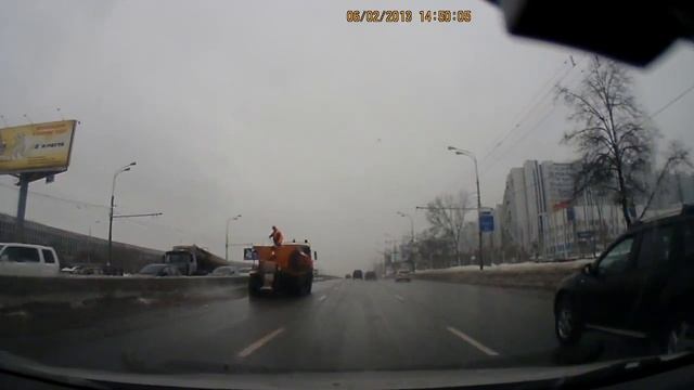 Как правильно посыпать дороги солью?!