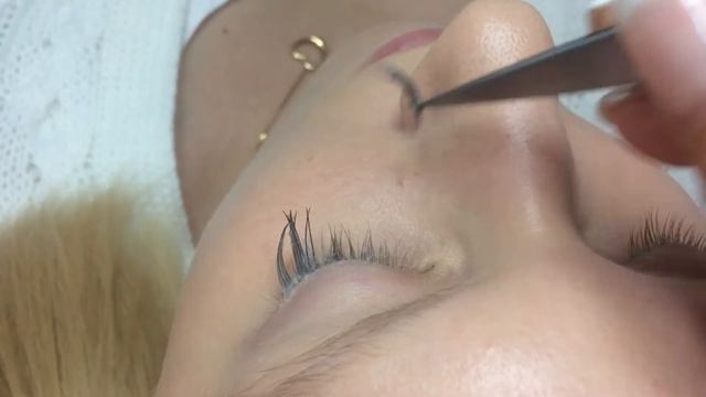 The Process Of Removing False Eyelashes / Процесс снятия искусственных ресниц
