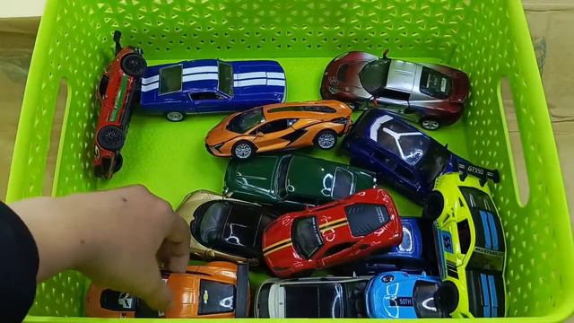 Box full of various miniature cars Jaguar, Nissan, Audi, Maserati, Peugeot, Volvo, Renault, DHL 09 смотреть онлайн